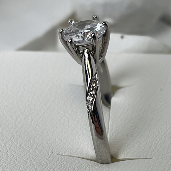 Solitaire Large Size Crystal & Small Crystals On Sides set in Sterling - Picture 12 of 16